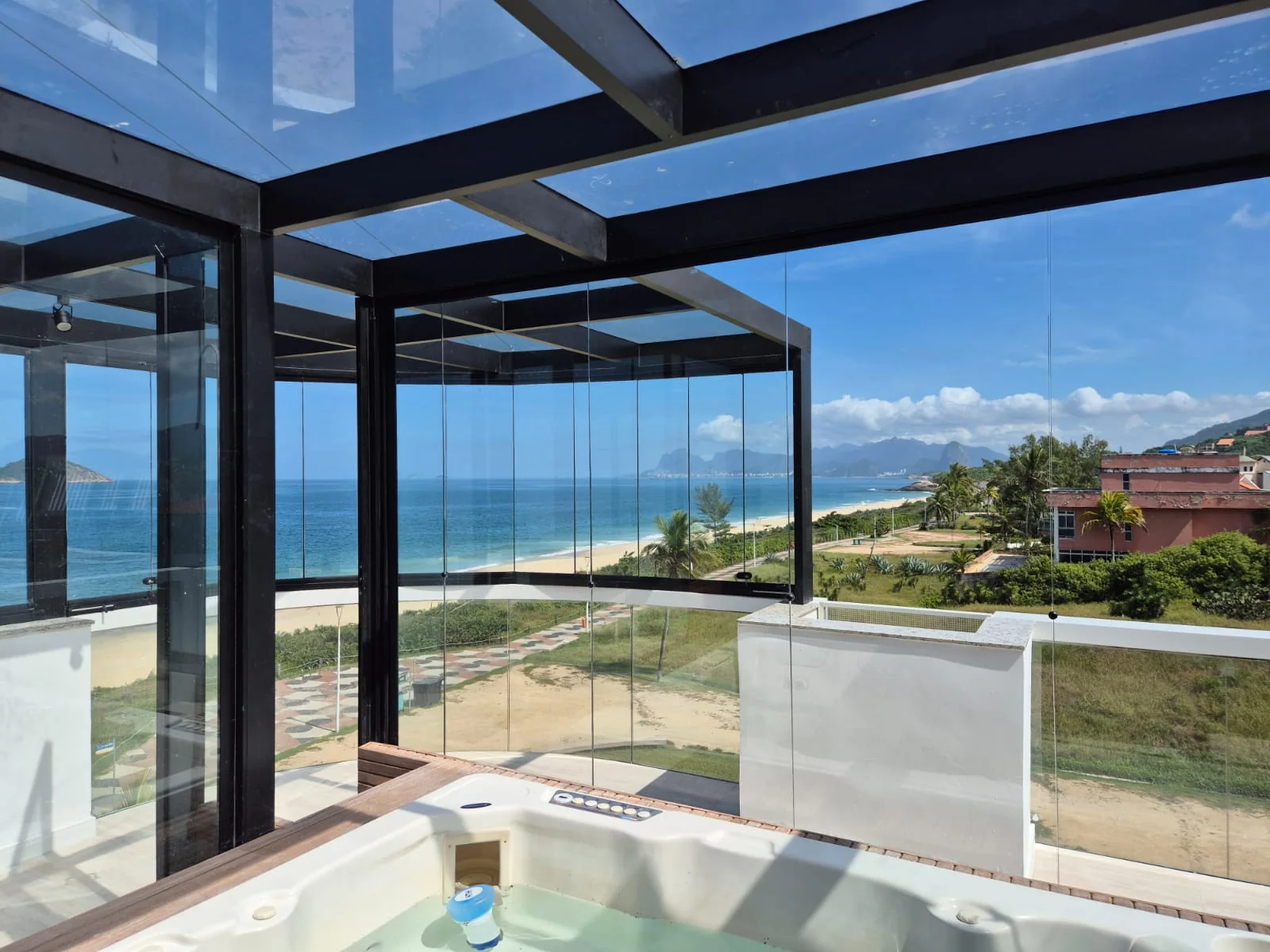 Estrutura envidraçada com vista para o litoral